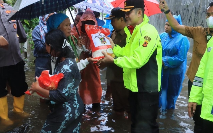 Kapolres Indramayu Tinjau Lokasi Banjir & Salurkan Bansos