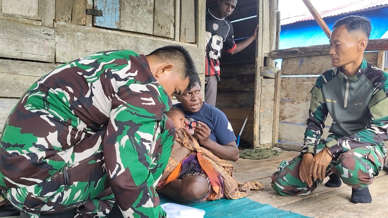 Senyum Bahagia Ibu Modesta Akarepia, Dapat Layanan Kesehatan dari Satgas TMMD Kodim 1710/Mimika
