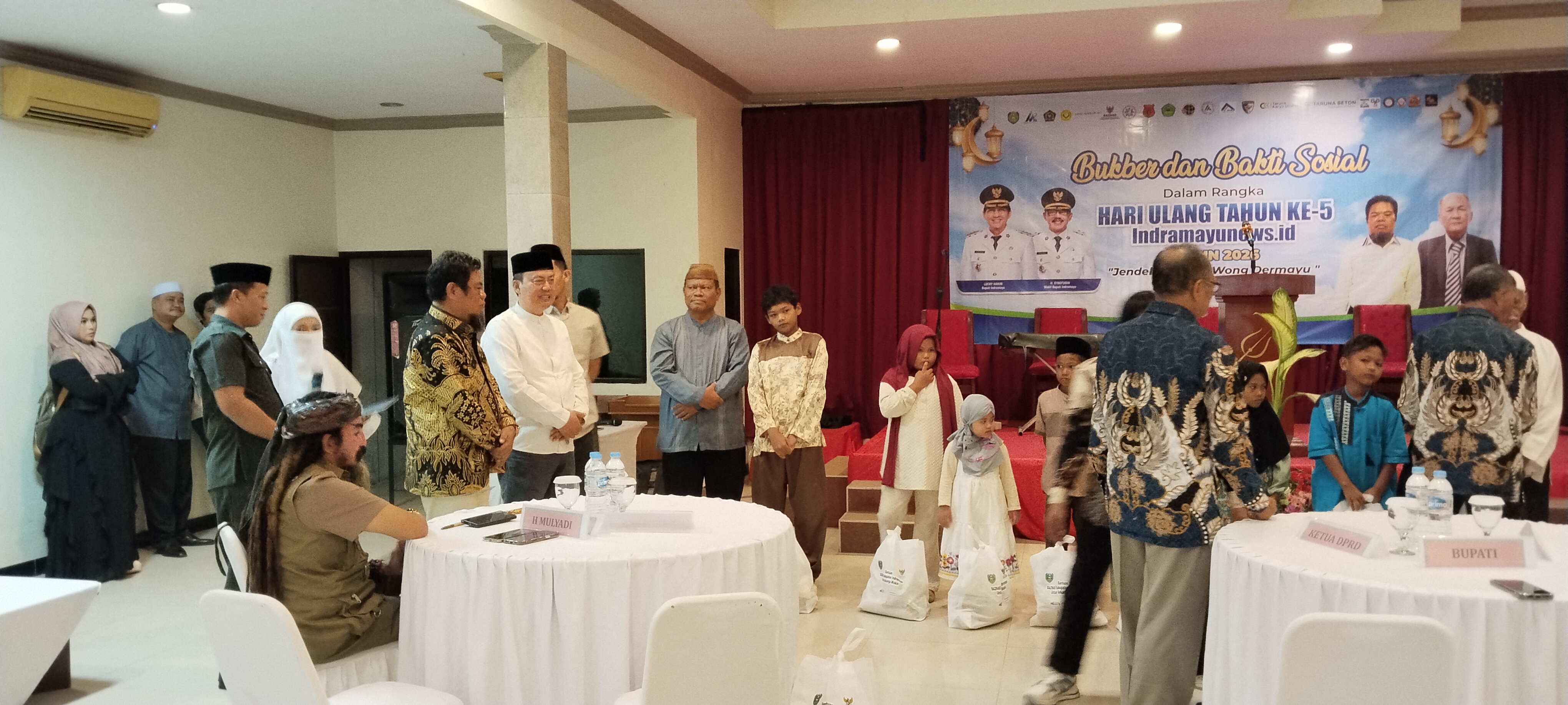 Indramayunews Merayakan Ulang Tahun Ke-5 dengan Bukber dan Bakti Sosial