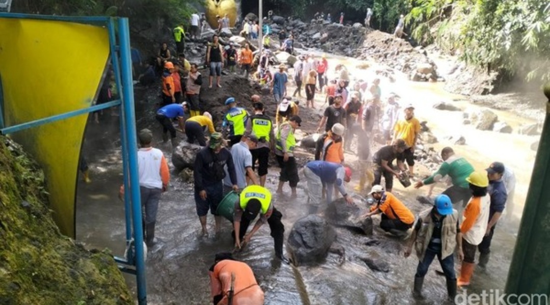 Banjir Bandang Terjang Kawasan Obyek Wisata Alam Guci