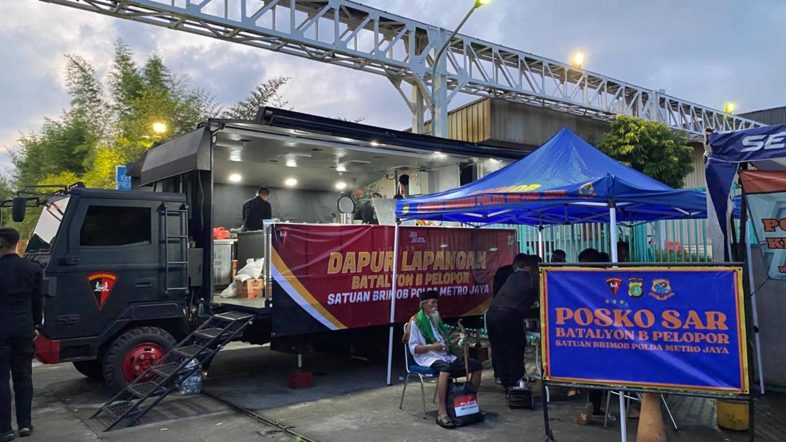 Brimob Polda Metro Jaya Gelar Dapur Lapangan untuk Warga Terdampak Banjir di Rawa Teratai