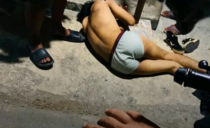 Seorang Pria Di Amankan Warga Saat Menaiki Pagar
