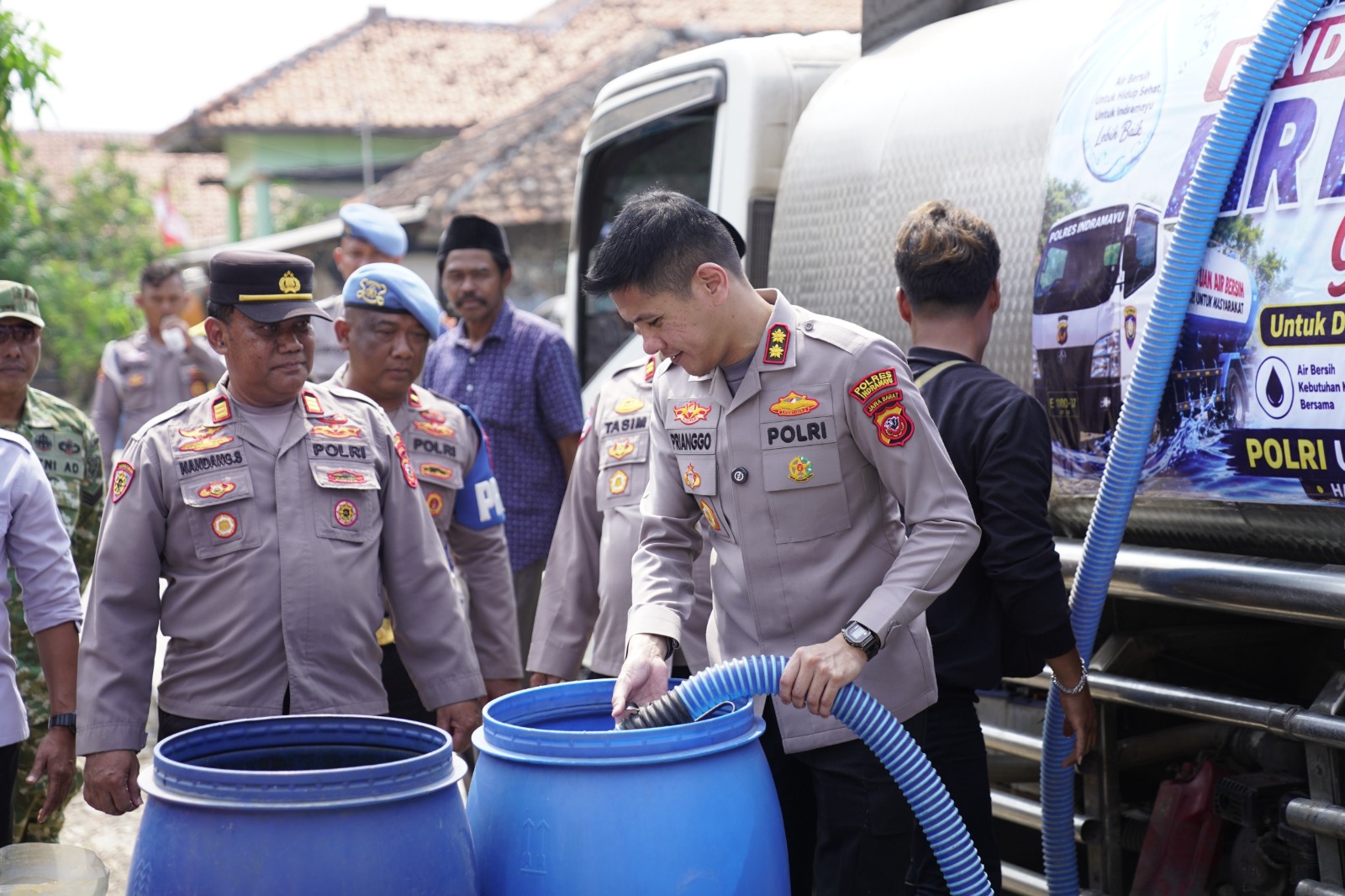 AKBP Prianggo P. M., S.I.K., M.Si Distribusikan Ribuan Liter Air Bersih