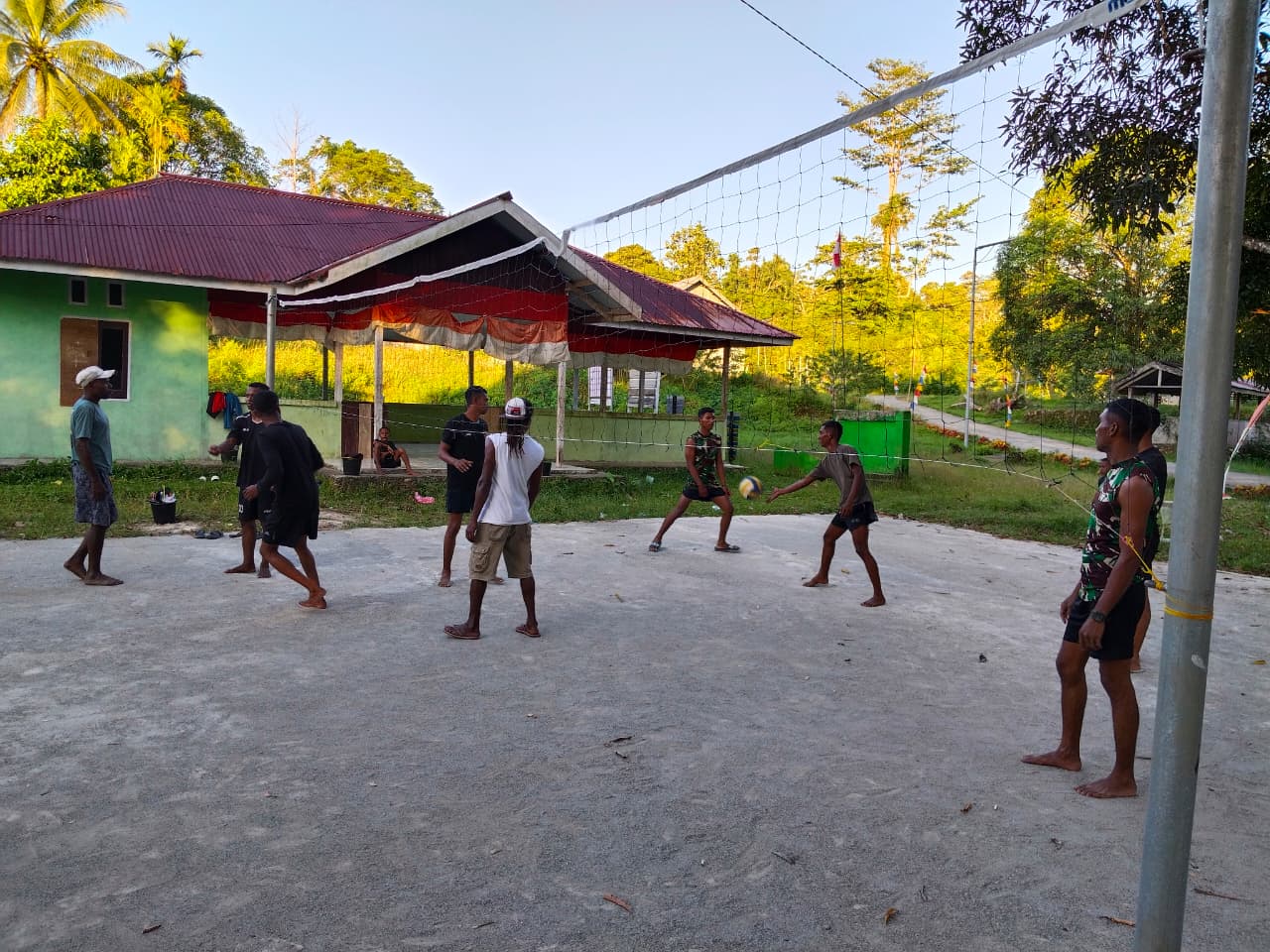 Isi Waktu Luang, Satgas TMMD ke-128 Kodim 1801/Manokwari  Olahraga Voli Bersama Warga