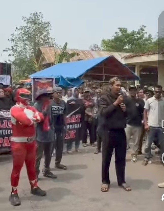 Aksi AMUK Desa Sukajati, Keranda Mayat Berisi Beras Tuntut Bukti Korupsi 1 Ton Bantuan Pangan