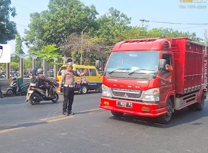 Kanit Turjawali Sat Lantas Polres Indramayu Turun Langsung Atur Lalu Lintas