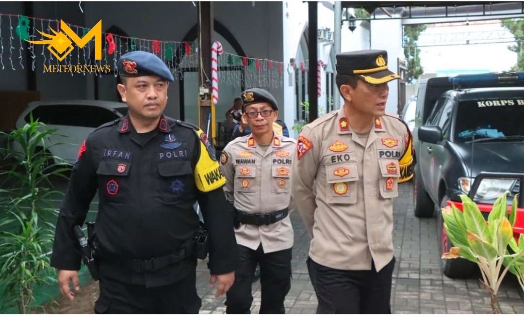 Pastikan Ibadah Natal Aman, Unit Jibom Gegana Brimob Sterilisasi Gereja di Indramayu